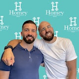 Les deux fondateurs de HOMEY souriants ensemble.
